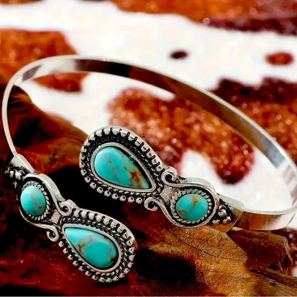 Western Style Turquoise Bracelet - Picture 1 of 3